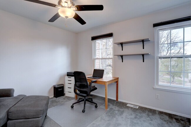 Building Photo - Wonderful 2 bed 2 bath Townhouse with Fire...
