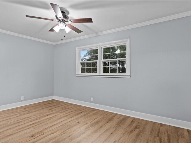 Building Photo - 302 Cedar Dr