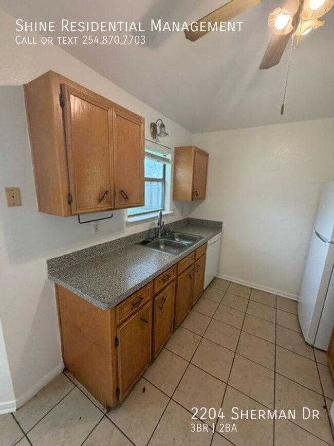 Building Photo - 2204 Sherman Dr