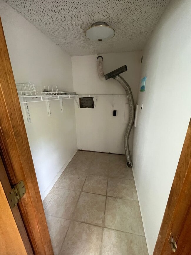 Building Photo - 1035 Oakmont Cir