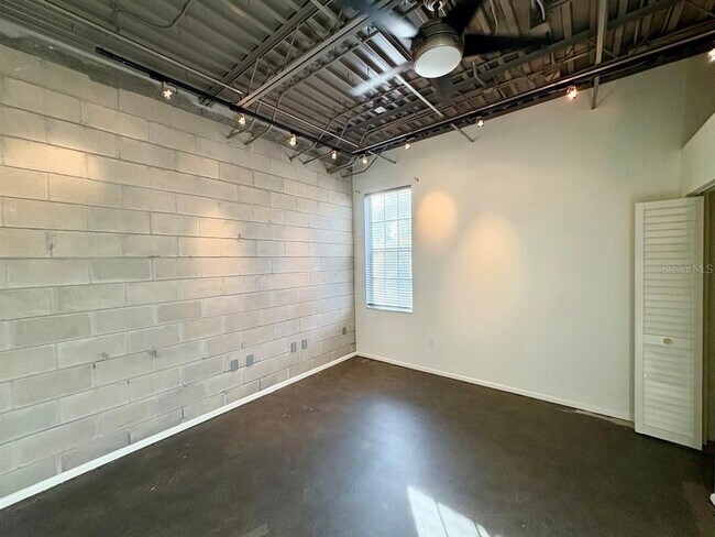 Building Photo - 2511 W Azeele St