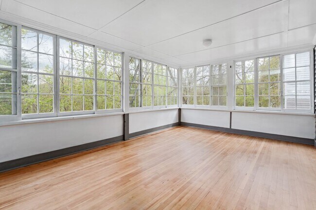 Building Photo - 136 Saratoga Ave