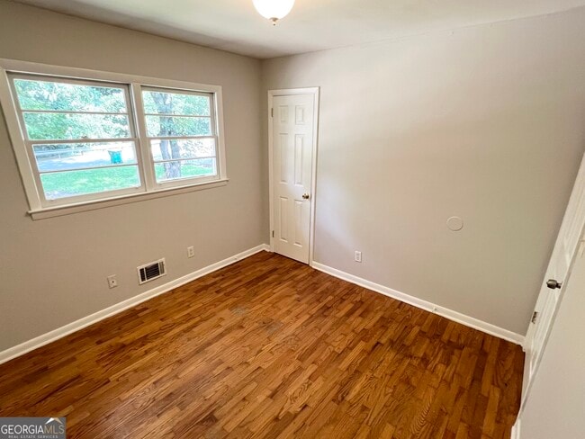 Building Photo - 133 Pineview Dr