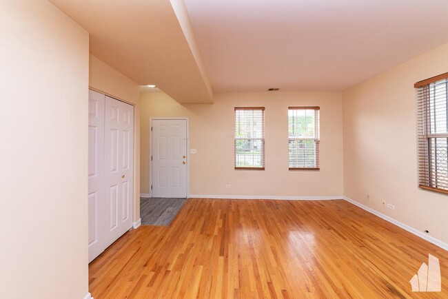 Building Photo - 2 bedroom in Chicago IL 60622