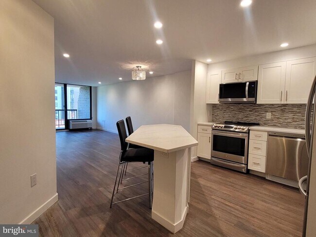 Building Photo - 241 S 6th St