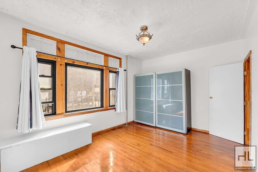 Building Photo - 14th St