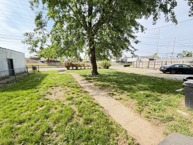 Building Photo - Huge 4 Bed and 2.5 Bath Home!