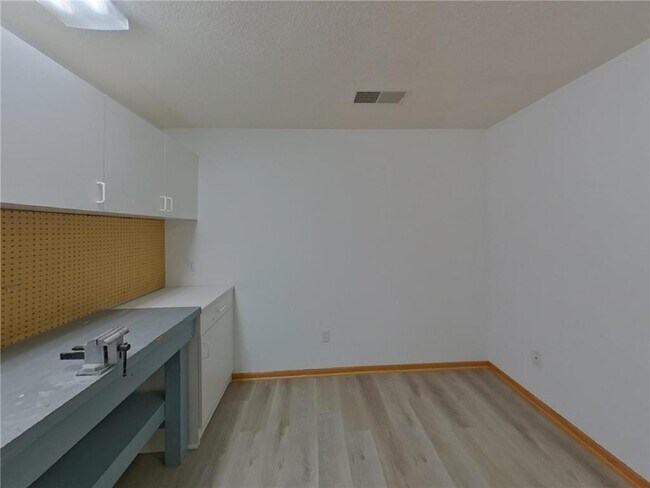 Building Photo - 209 Greenbriar Ln