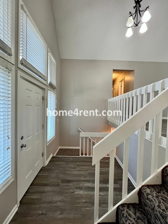 Building Photo - Wonderful Northland Home w/ an Updated Kit...