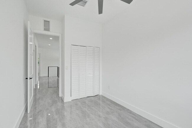Building Photo - 1215 W Las Olas Blvd