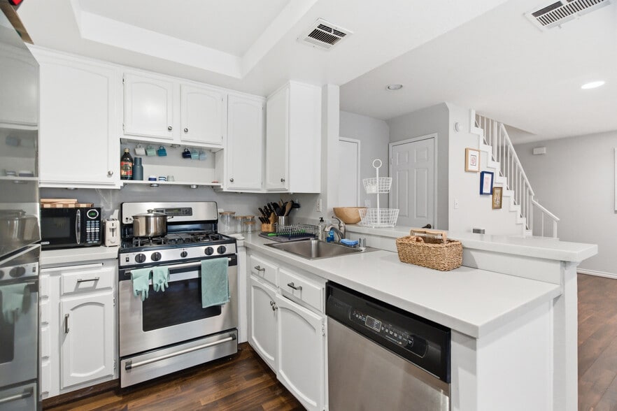 Building Photo - 839 S Holt Ave