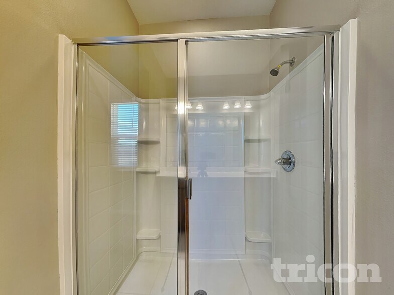 Building Photo - 676 Meadow Pointe Dr