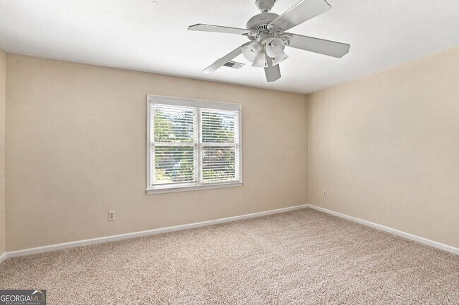 Building Photo - 3535 Claridge Dr NE