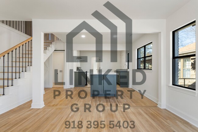 Building Photo - 1338 S Florence Ave