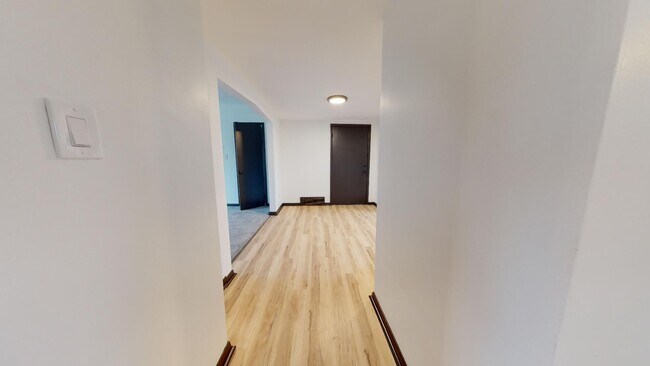 Building Photo - Parma - 2 Bedroom - 3rd Floor Unit