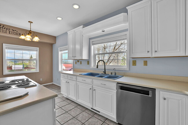Building Photo - 6674 Chantilly Pl