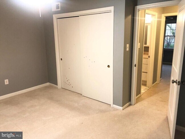 Building Photo - 8550 Barrington Ct