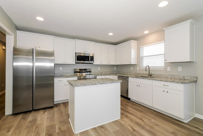 Building Photo - Fantastic 4bd/3ba home! Coming soon!