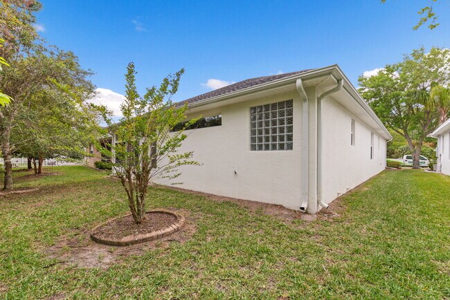 Building Photo - 800 Crestwood Dr