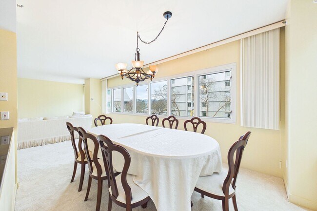 Building Photo - 2BR/2BA Corner Condo w/ Parking | Post International – Lower Pacific Heights