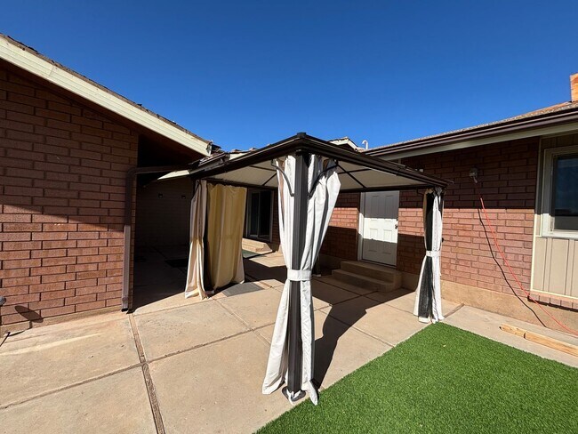 Building Photo - SPACIOUS REMODELED HOME FOR RENT!