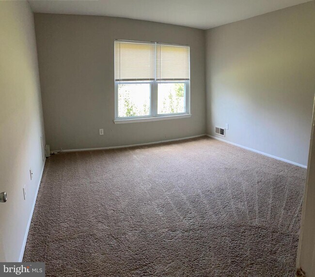 Building Photo - 102 Sandstone Ct