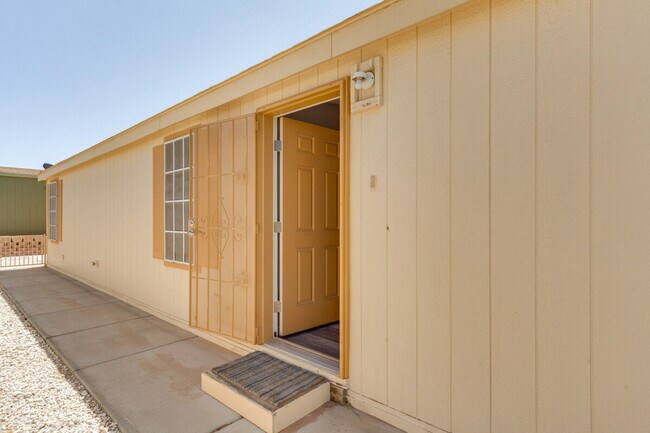 Building Photo - 10650 S Avenida Compadres