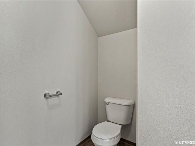Building Photo - Spacious & Updated 3 Bedroom Duplex Near M...