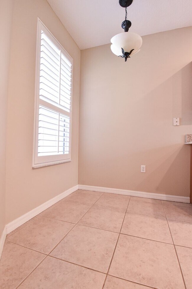 Building Photo - Beautiful 3 Bedroom 2.5 Bath 2 Story Key W...