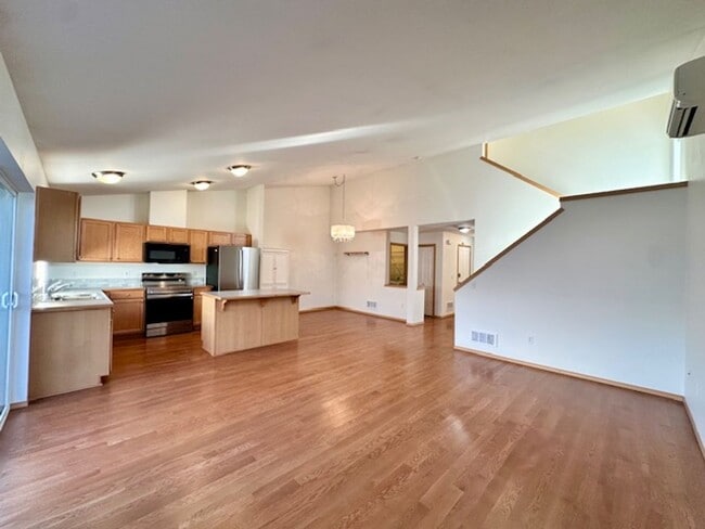 Building Photo - 2 bedroom 2 bathroom Townhouse with Garage