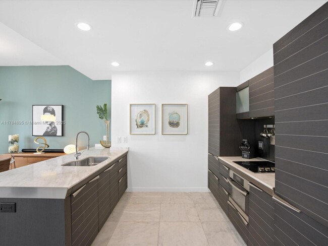 Building Photo - 200 Biscayne Blvd Way