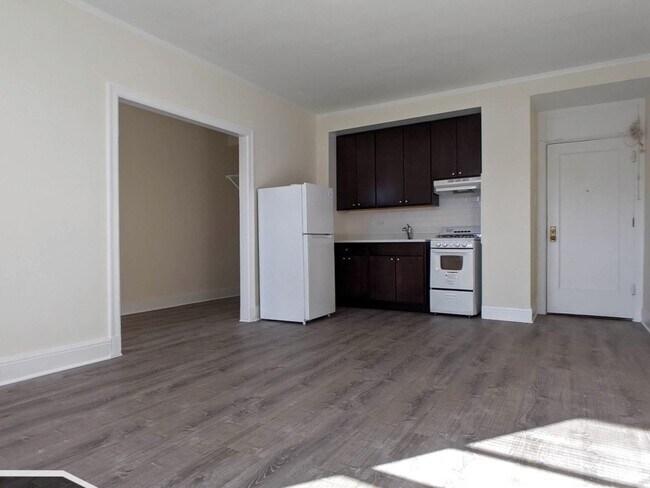 Building Photo - 3335 W Diversey Ave