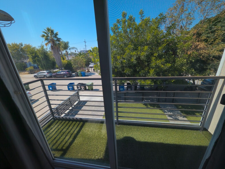 Balcony (Private) - 5640 Craner Ave