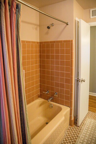 Building Photo - 4350 E 60th St