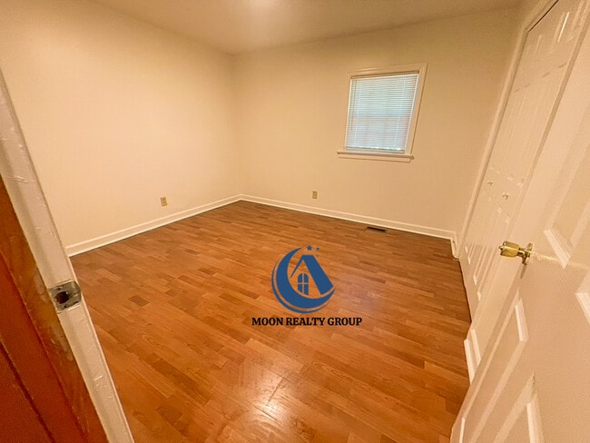 Building Photo - 710 E Chestnut St