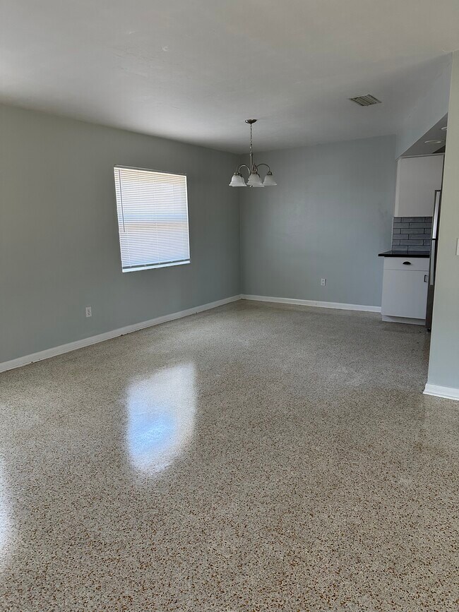 Building Photo - 7000 Pinehurst Dr