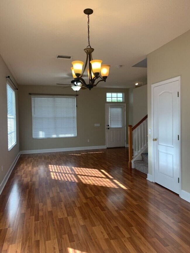 Building Photo - WESTCHASE - THE VINEYARDS