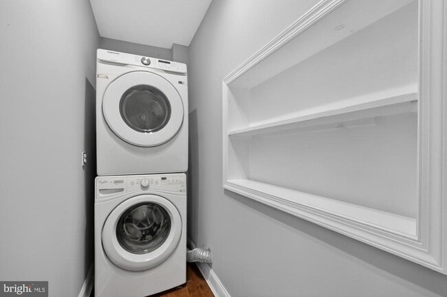 Building Photo - 2319 E Somerset St