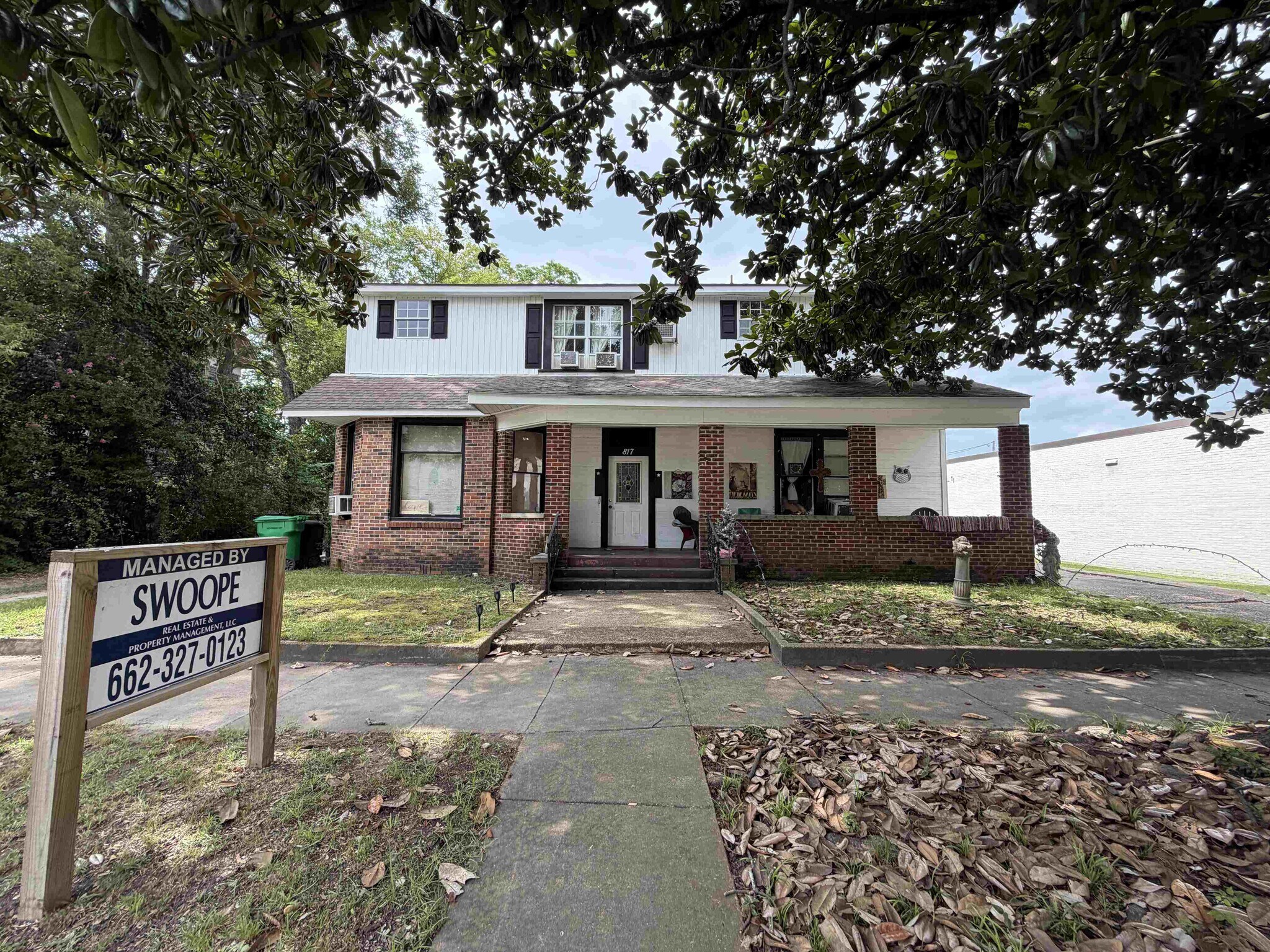 Building Photo - 817 College St