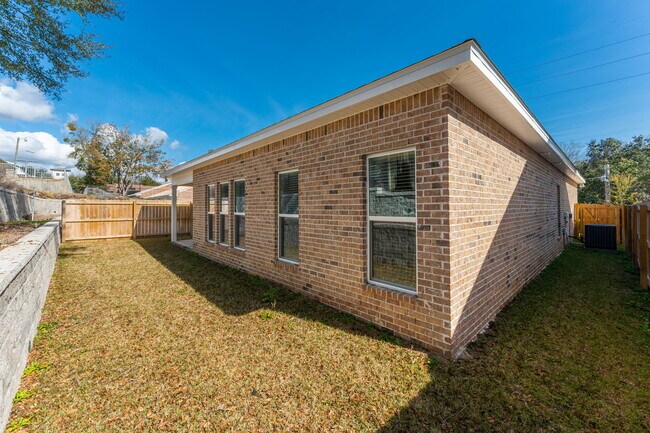 Building Photo - 807A Cedar Ave S