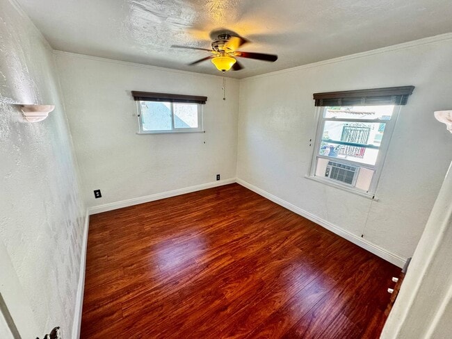 Building Photo - Beautiful Front House 2 Bed 1 Bath
