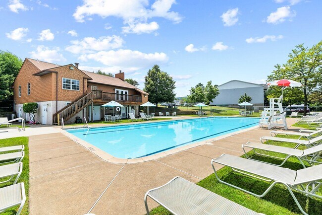 Building Photo - Fully Furnished Two Bedroom Contemporary Style Apartment on the First Floor