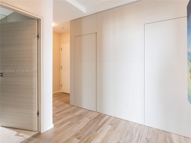 Building Photo - 801 S Miami Ave