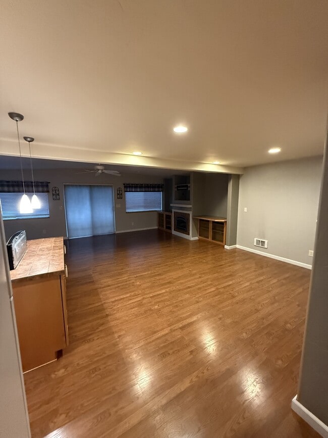 Building Photo - 111 E Driftwood Circle East