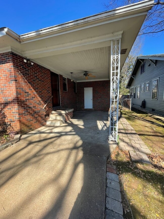 Building Photo - 2/1 on Grant St in Decatur!!