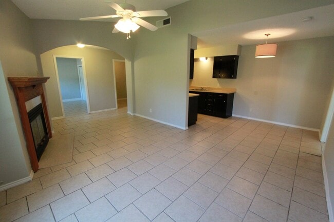 Building Photo - Southeast Austin Home with Vaulted Ceilings, Bonus Room & Private Backyard