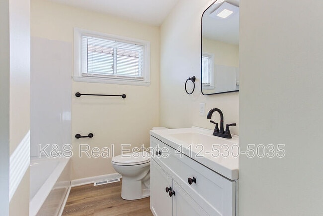 Building Photo - 1020 Grove St