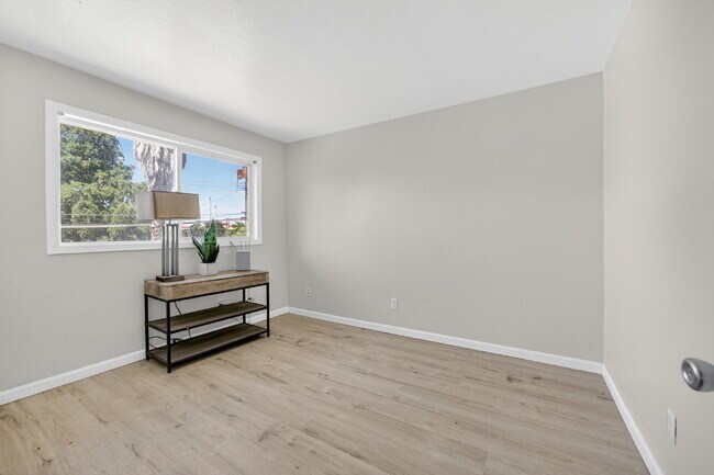 Building Photo - Remodeled 2-Bedroom Gem Near Sac City College