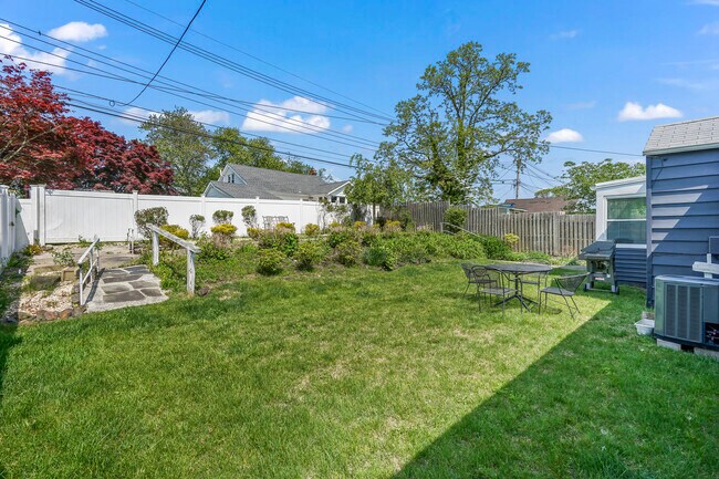 Building Photo - 1619 Riverview Terrace