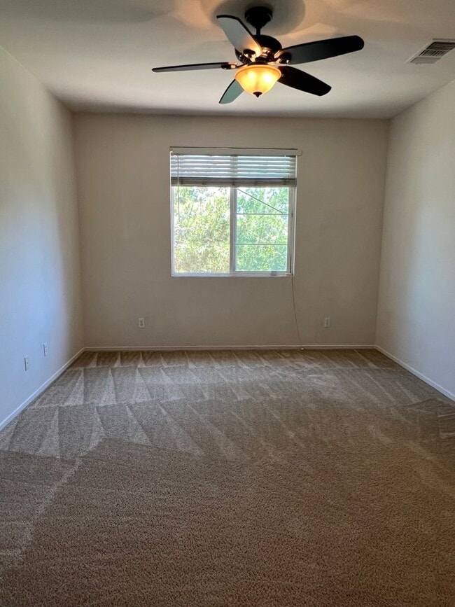 Building Photo - Wonderful Eastlake Townhome, 3 bedroom, 2.5 bath home, 2 car garage!